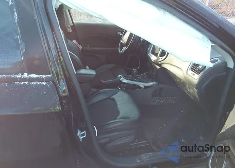 2018 Jeep Compass Latitude 4X4 z USA, uszkodzony, nr VIN 3C4NJDBB2JT174990